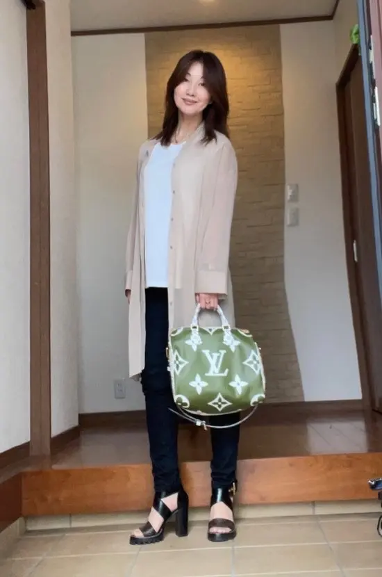 玄関女性　正面