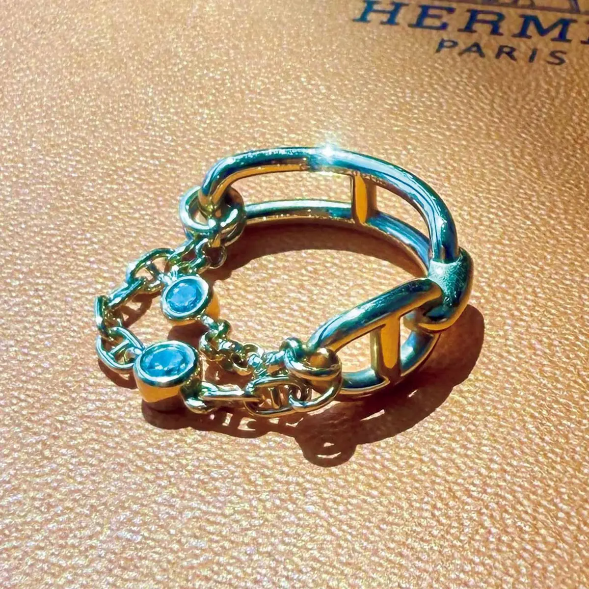 エルメスのリングは、 どこを見せても魅力的！ （ Kayoさん ）