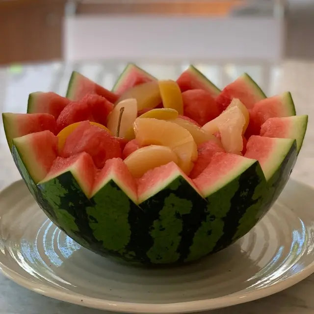 くり抜いた西瓜とフルーツを盛り付ける