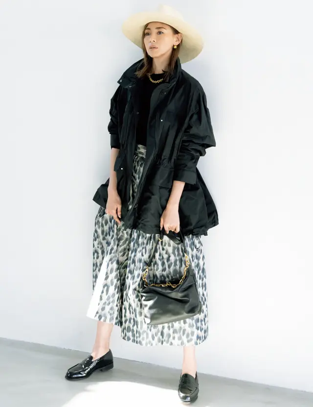 柔らかなアニマル柄なら黒の着こなしもぐっと軽快に