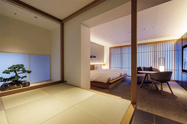 50㎡の「坪庭スイート」。町家の趣とホテルの機能性を両立させ、畳の部屋も