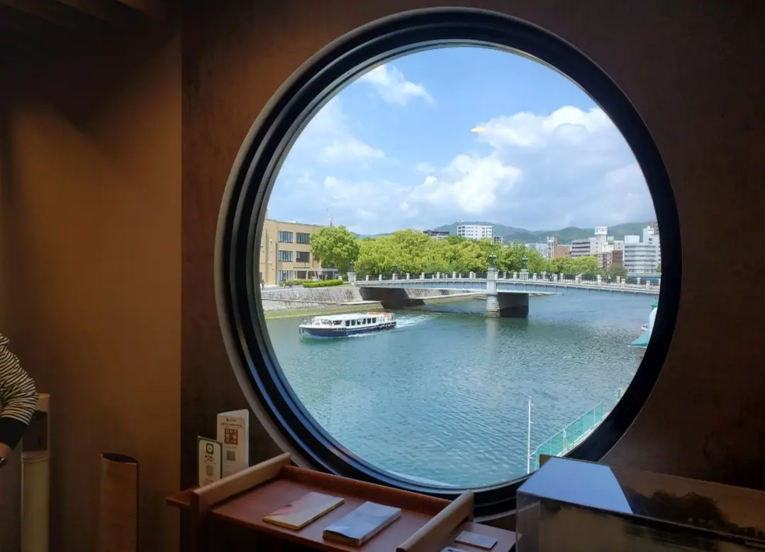 丸い小窓はまるで船内