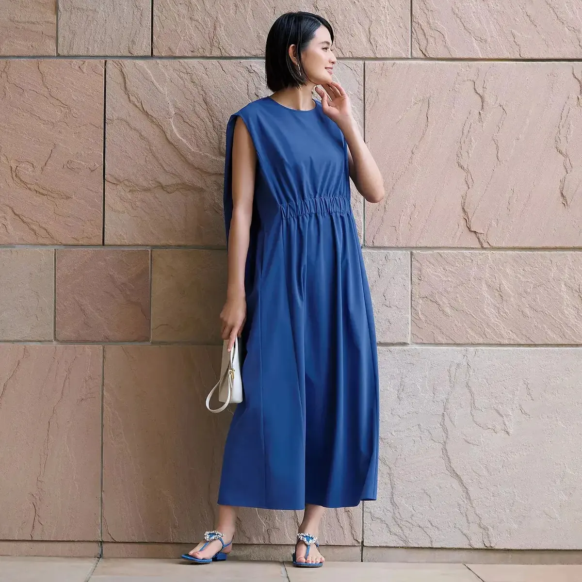 巧みな立体フォルムがスタイリッシュな着やせを促進