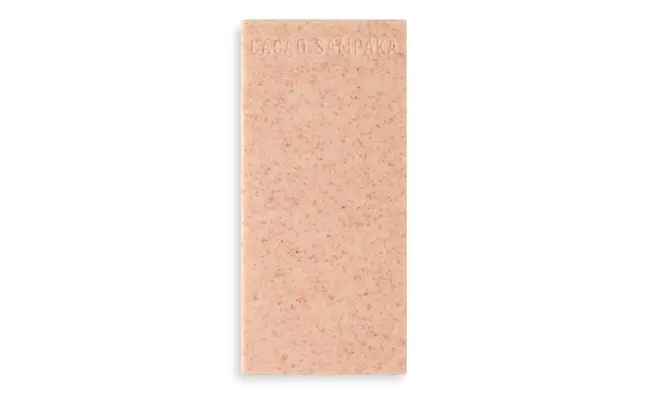 【インターナショナル・チョコレート・アワード大会2016】にて銀賞受賞。天然のバラの香りとドライストロベリーを練り込んだホワイト板チョコレート。