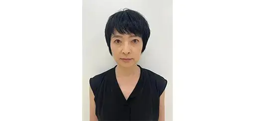 耳にかけるスタイリングをすることを前提にカットしているので、不器用でも簡単にひし形フォルムにセットができる。短めショートでも小顔の黄金バランスの“ひし形”を再現しやすい。