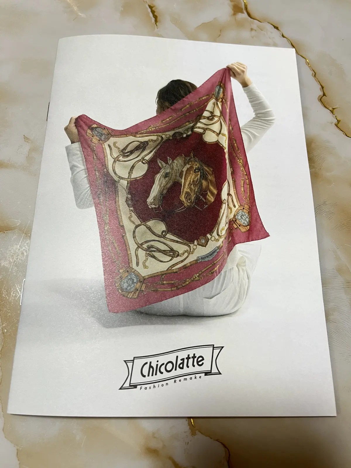 スカーフ柄のポーチの画像_4