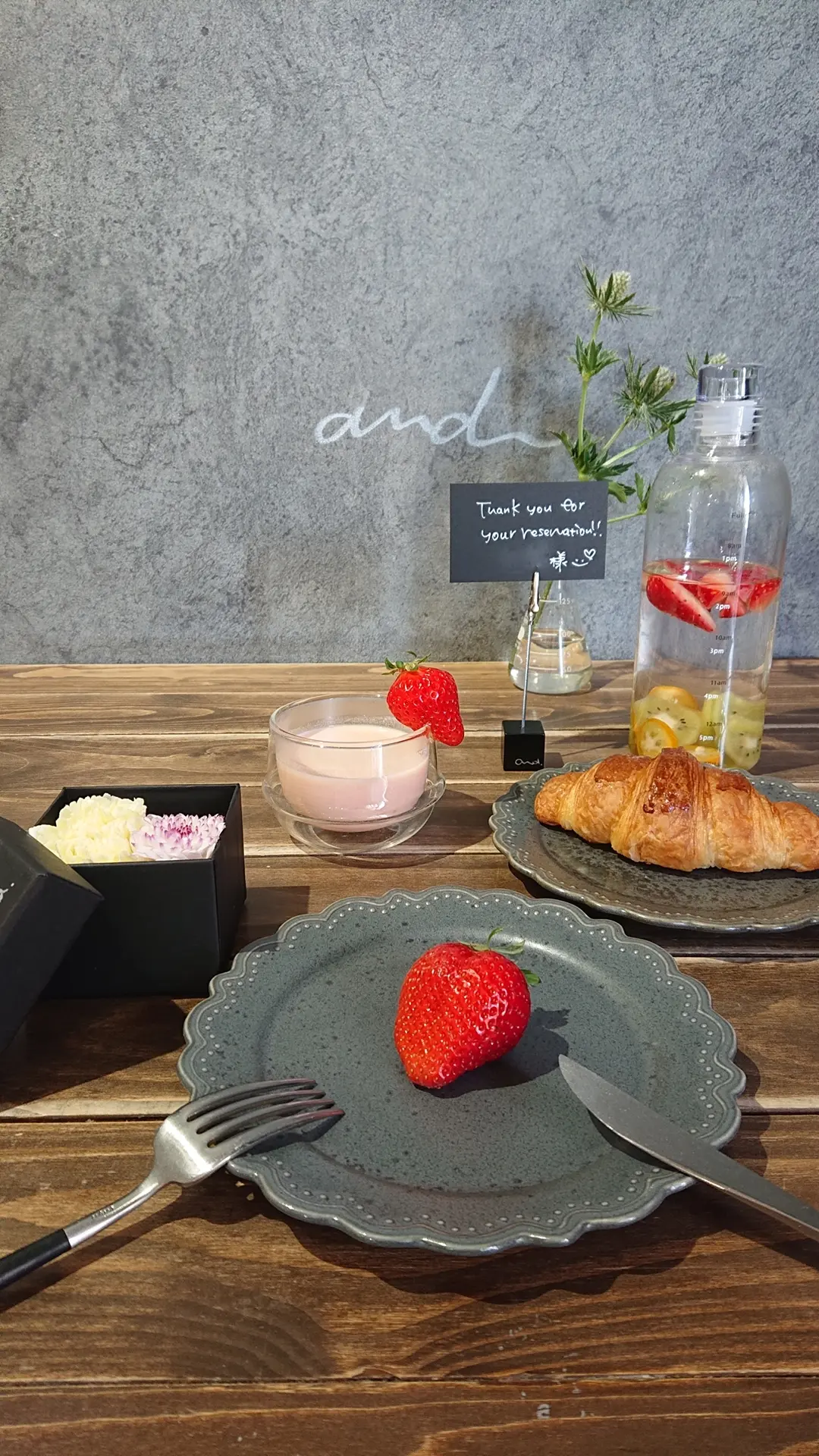 前菜のいちごと、日替わりパンと日替わりスープ　クロワッサンといちごのスープです