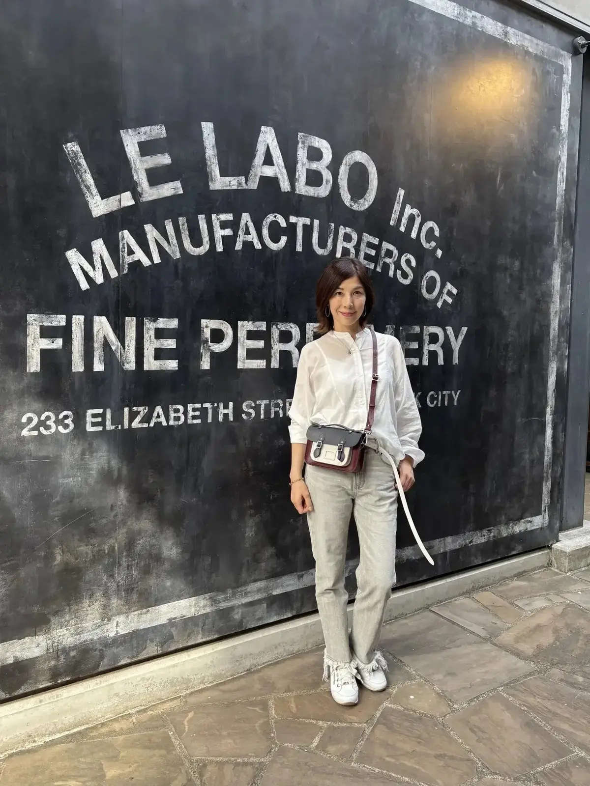 【50代の頼りになるスニーカーコーデ10選】たくさん歩く日はやっぱりスニーカー！旅コーデの足もとはこれで決まり