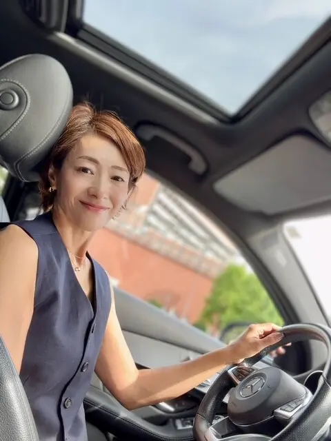メルセデス・ベンツのGLC Coupéの運転席に座るエクラ 華組山崎明子さん