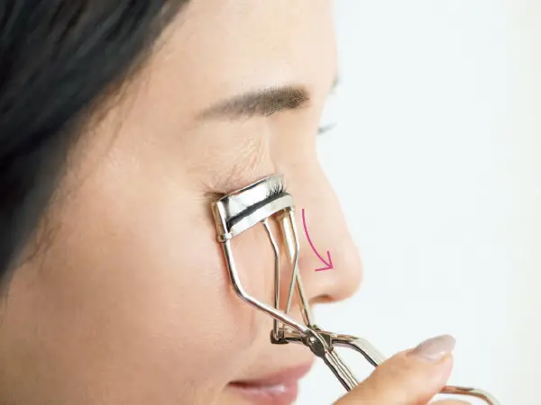 まつ毛はしなやかなJカールに。ビューラーは手首を返さないのがコツ