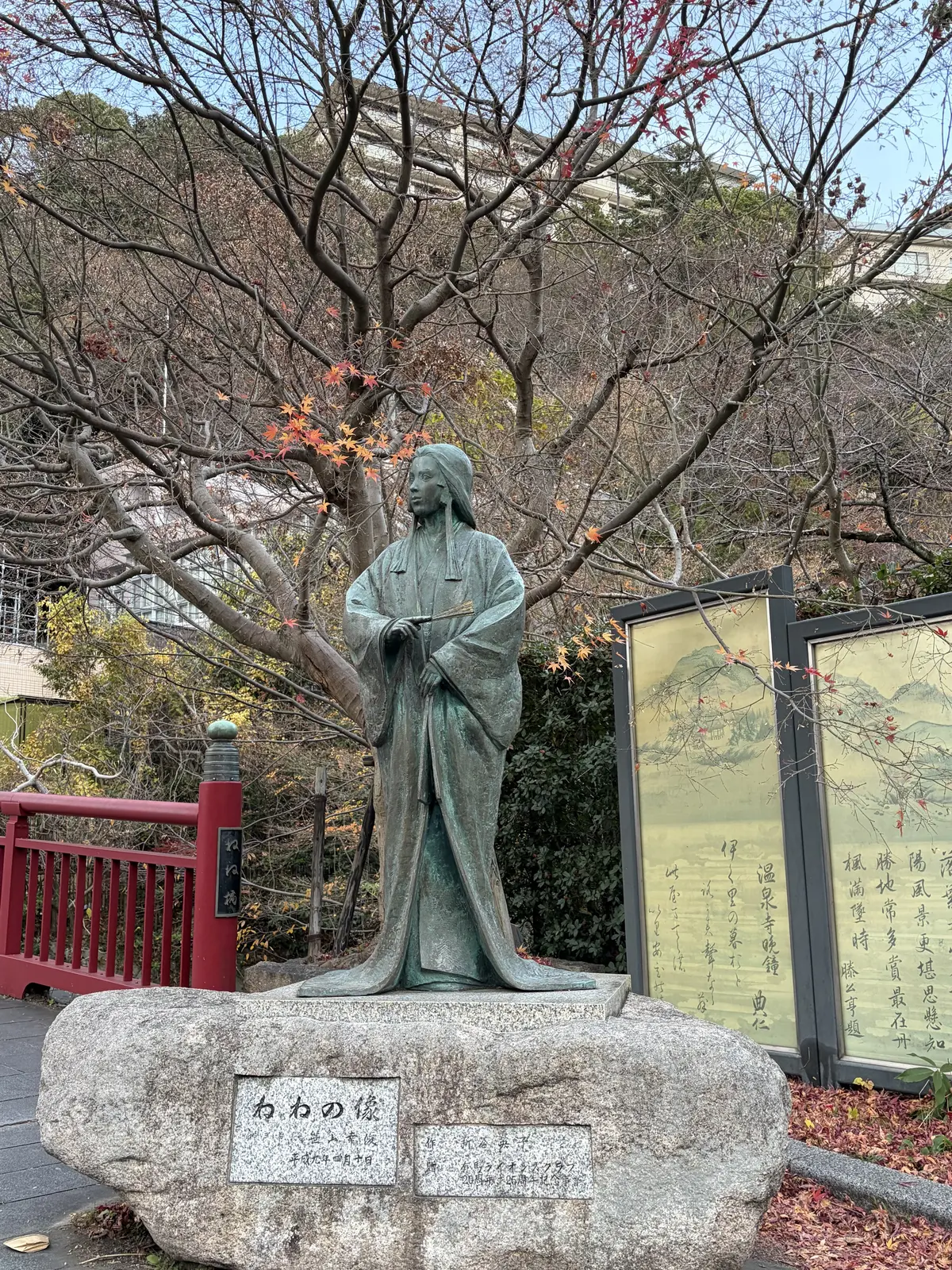 太鼓橋のたもとに建つ、ねね像