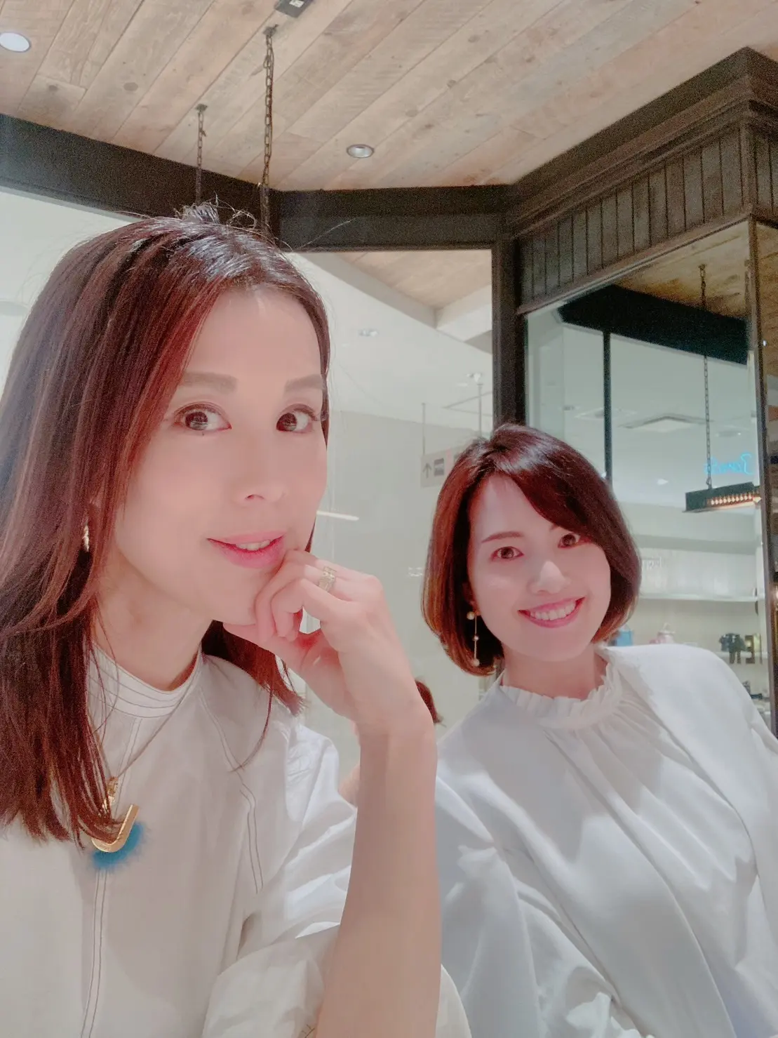 ザラのケープブレザー、プラステのリネンブレンドスティックパンツ、スタイルデリのブラウス、シャネルのマトラッセ、ザラのスリングバックハイヒール