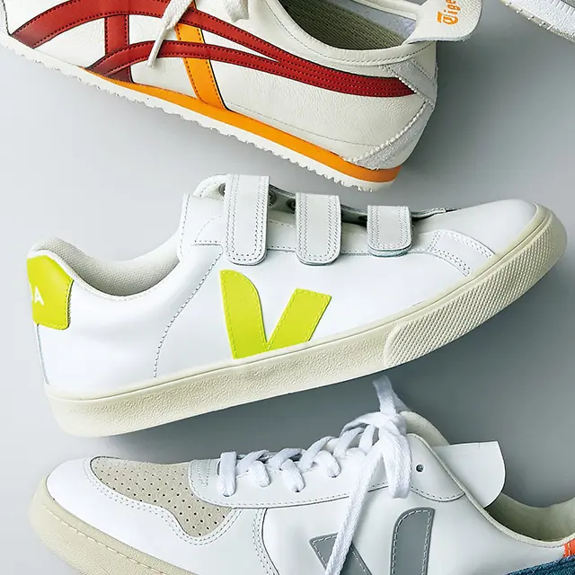 エレガントなファーが施されたスニーカー