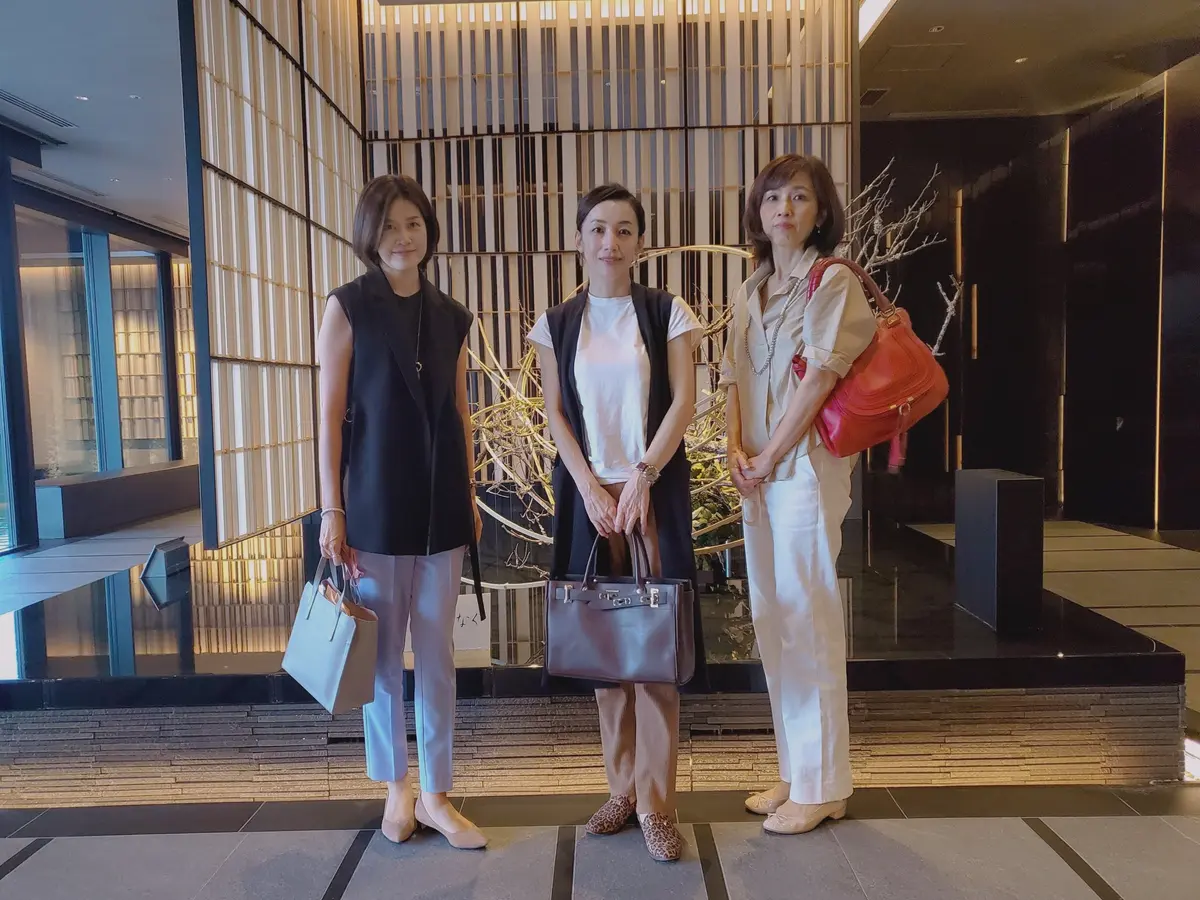 「濱」の前で友人と