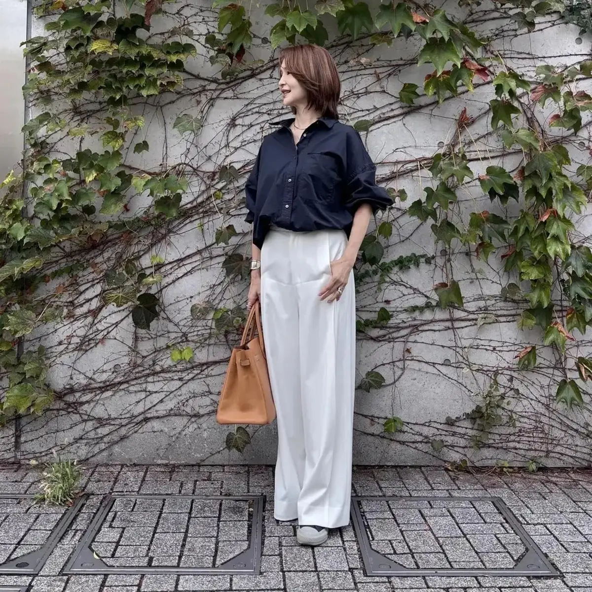 【50代のシャツコーデ5選】端境期のおしゃれにぴったり！秋らしい落ち着いたカラーで季節感もプラス