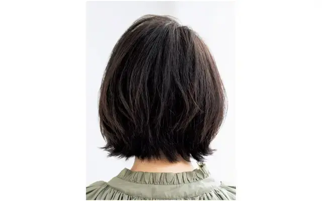 トップと耳横にボリュームを出すボブヘア