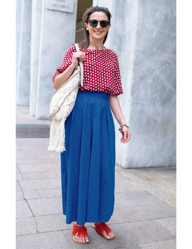 ベルリンで購入したプリント柄のTシャツに鮮やかなブルーのスカート