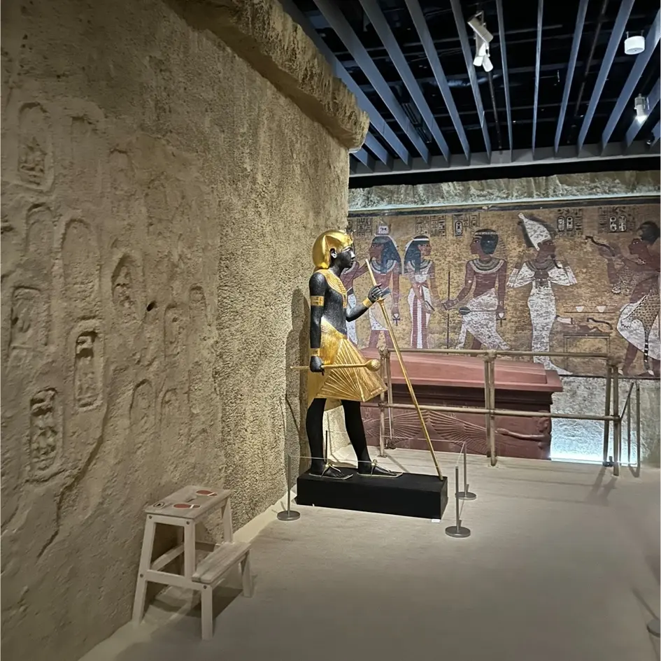 ところざわサクラタウン　王墓　壁の穴