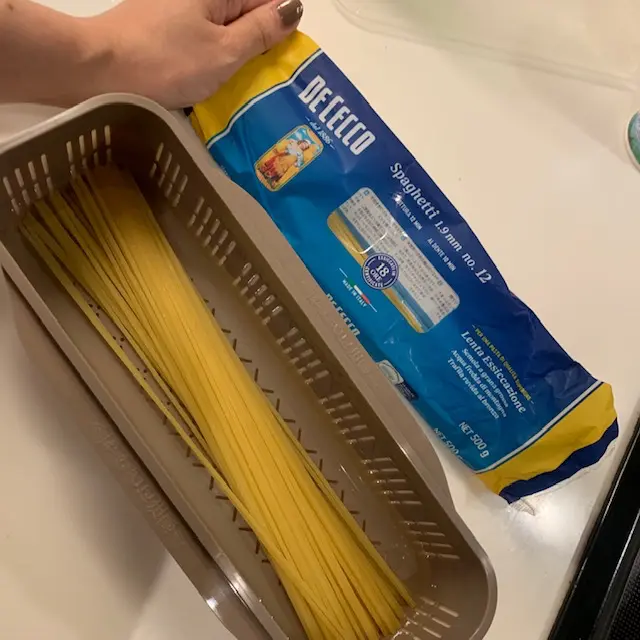 乾麺はザルになっているほうに入れてセット