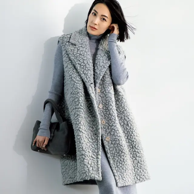 見た目にも暖かな、もこもこの風合いがチャーミングなロングジレを着こなしの主役に