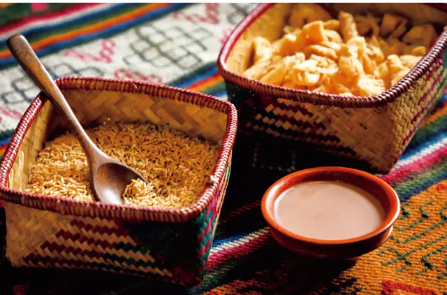 おもてなしは、まずバター茶から。茶葉を煮出して、バターと塩を加えたスープのような味わい。