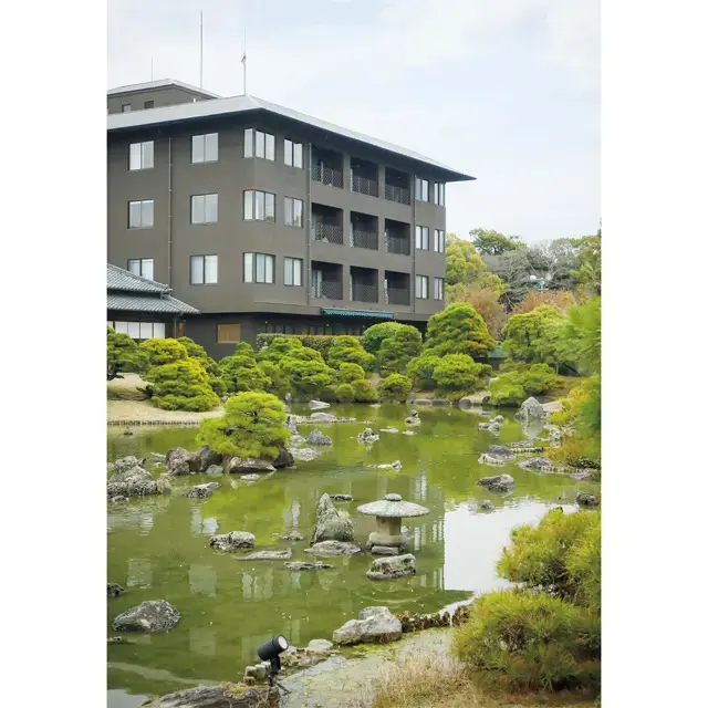 「松濤園」は、座敷から眺める鑑賞式の庭園。
