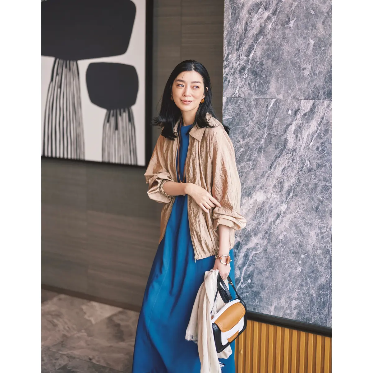 ベージュブルゾンにブルーロングワンピを合わせたコーデ　モデル・ゆうき