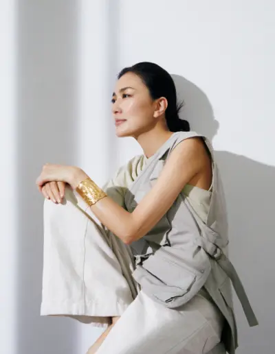 ヴァン クリーフ＆アーペルのブレスレットとジレコーデの板谷由夏