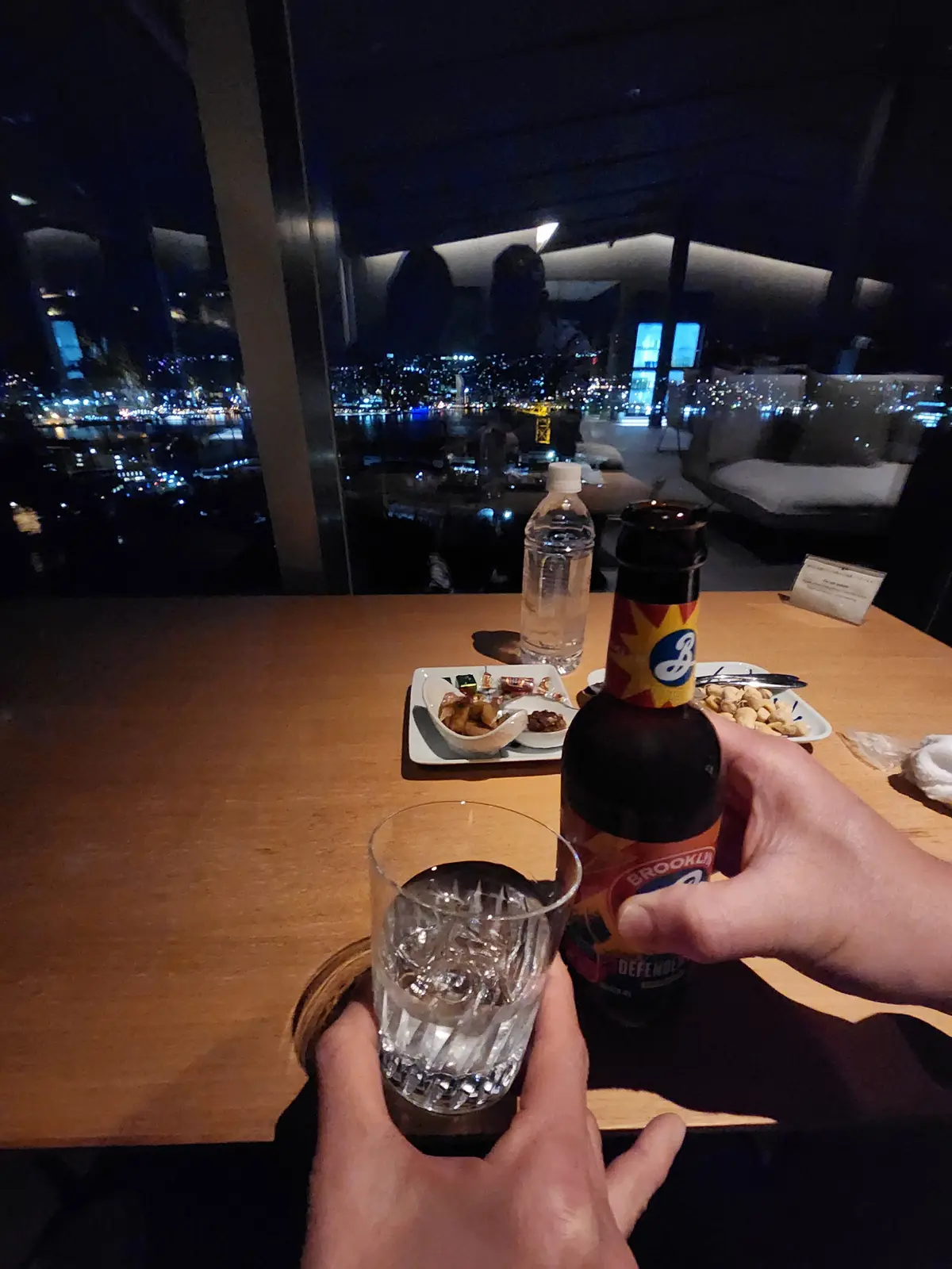 ビューテラスで。フリーフード、ドリンクがありがたい。私は大分麦焼酎水割り、主人はクラフトビール