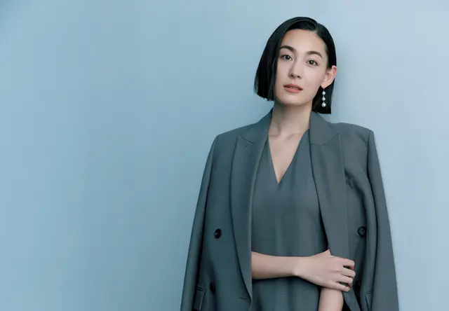 LIZAさんのワンレンボブ　分け目を変えれば、ボリュームアクセも映える