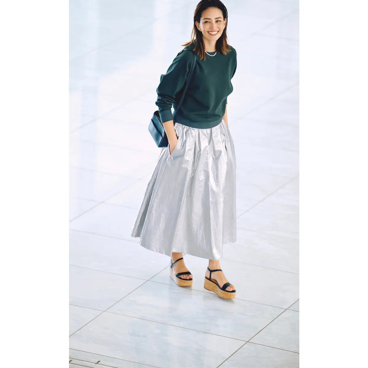 ダークグレートップスにシルバーフレアスカートのコーデ　モデル・RINA