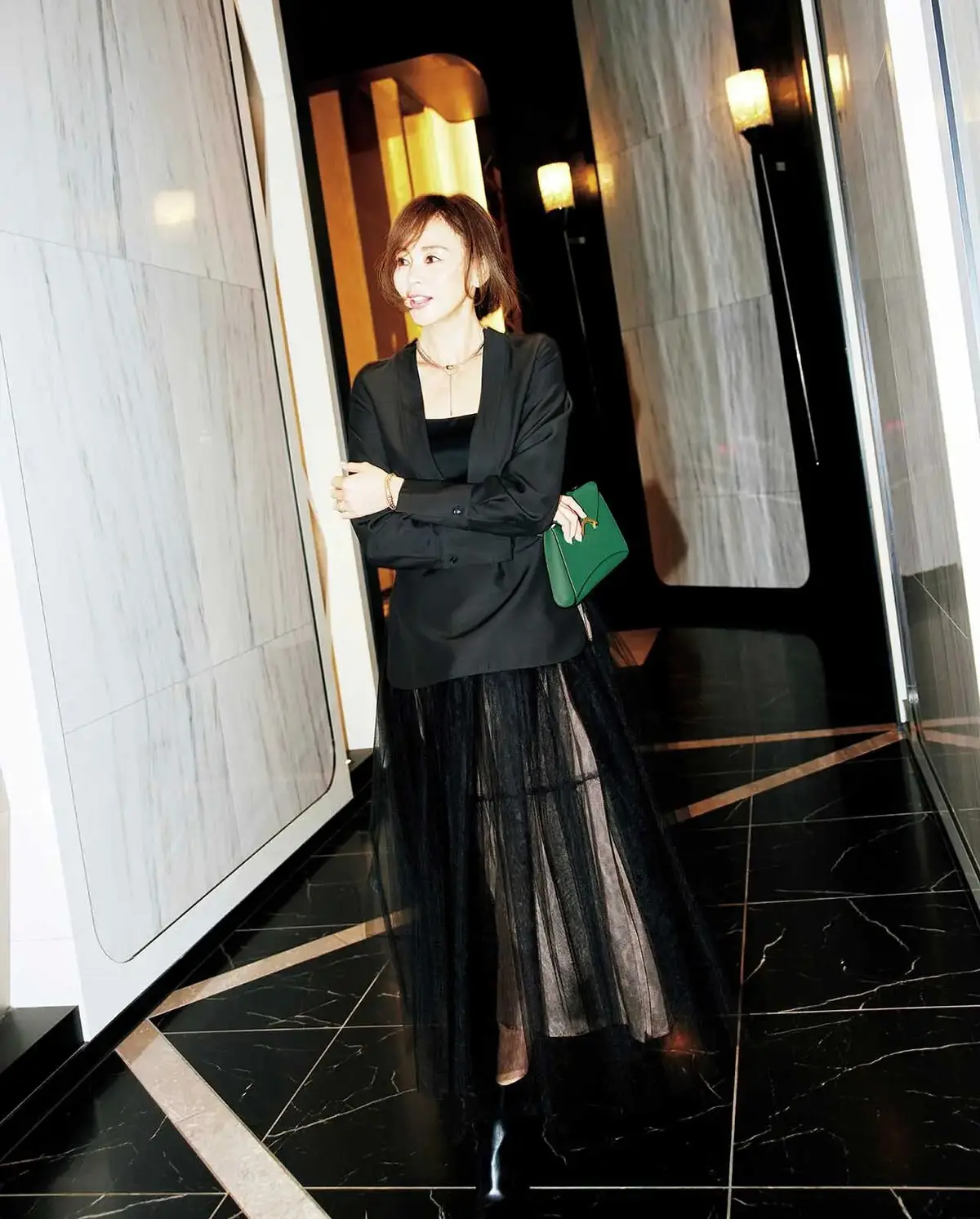 女友達は、最愛のおしゃれライバルでもある。エッジの効いたＶあきブラウスで"今”を楽しむ私をプレゼンテーション