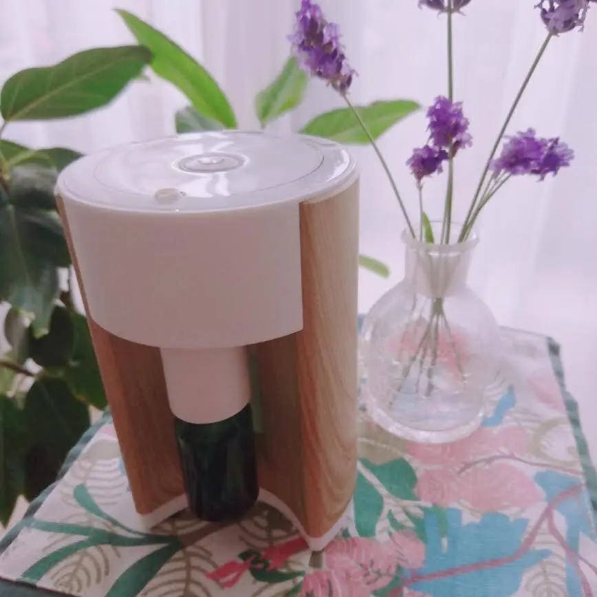 精油のボトルを直接つけるネブライザー式のアロマディフューザー