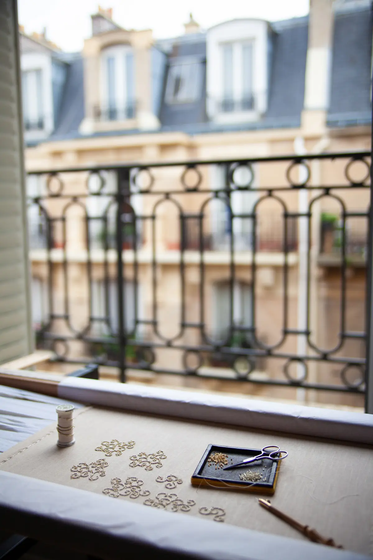 パリのアトリエにて