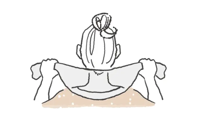 ❶首にかけたタオルの両端を、それぞれの手で握る