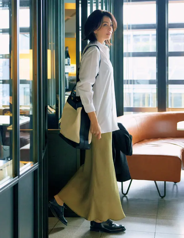 つやめくレザーの足もとが知的なたたずまいのRINA