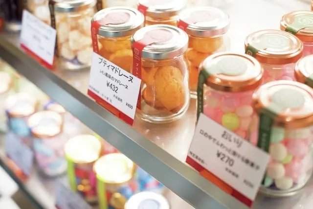 プリンのほか、ティラミスやサバランなどの生菓子、マドレーヌなどの焼き菓子もボトルスイーツとして販売。組み合わせてギフトにも