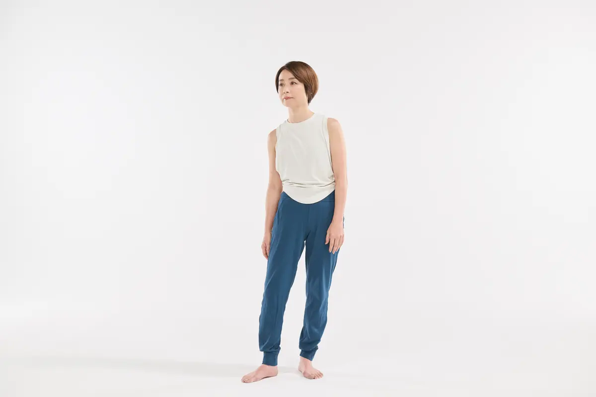 片足に重心をかけて立つ