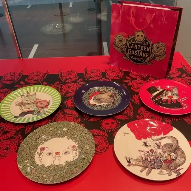 展覧会「ヒグチユウコ展 CIRCUS」内のカフェのお皿