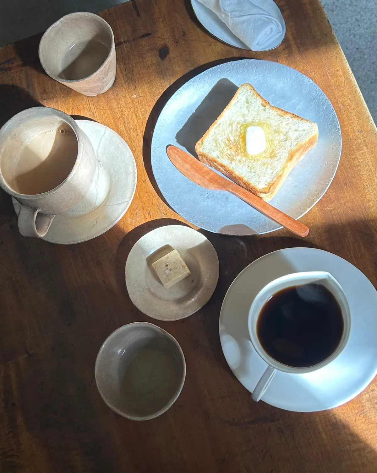 カフェラテ、コーヒー、トースト、豆菓子