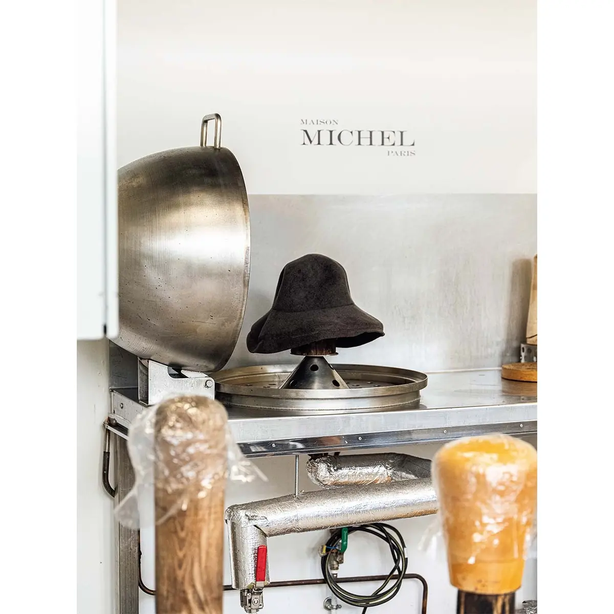 カットされたフェルトが届いたらはけで水分を 塗り、蒸し器に入れて柔らかくする