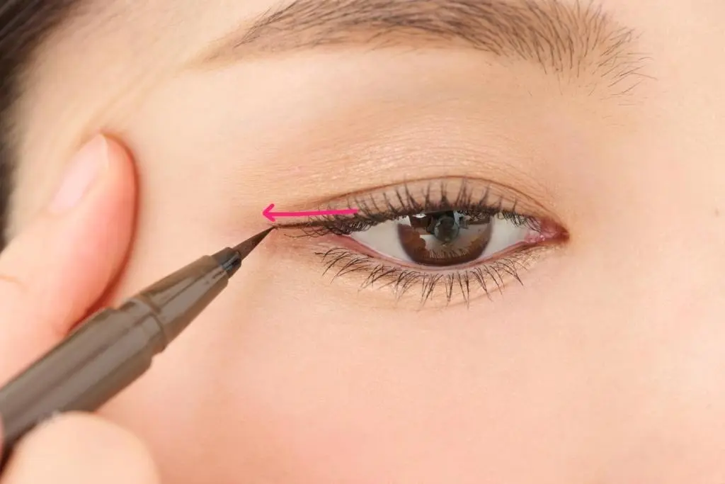 OurAge×Webエクラ　40代・50代　アイライン　描き方　アウトサイドラインは目尻のみに入れる