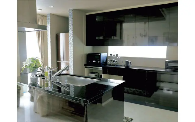 キッチンの雰囲気に合わせてオーブンレンジ、ケトル、トースターをバルミューダに統一