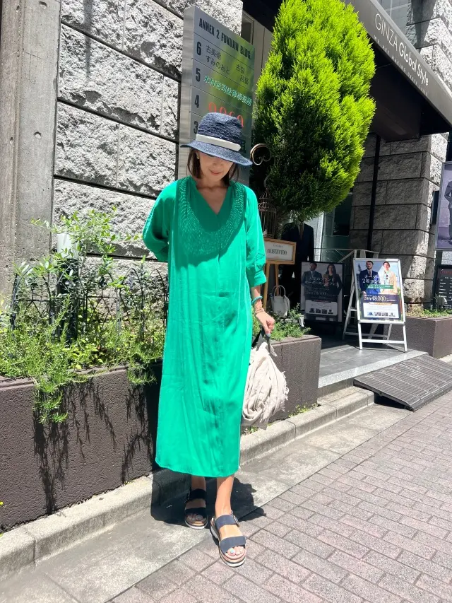 初夏に華やぐカラーワンピースの画像_4