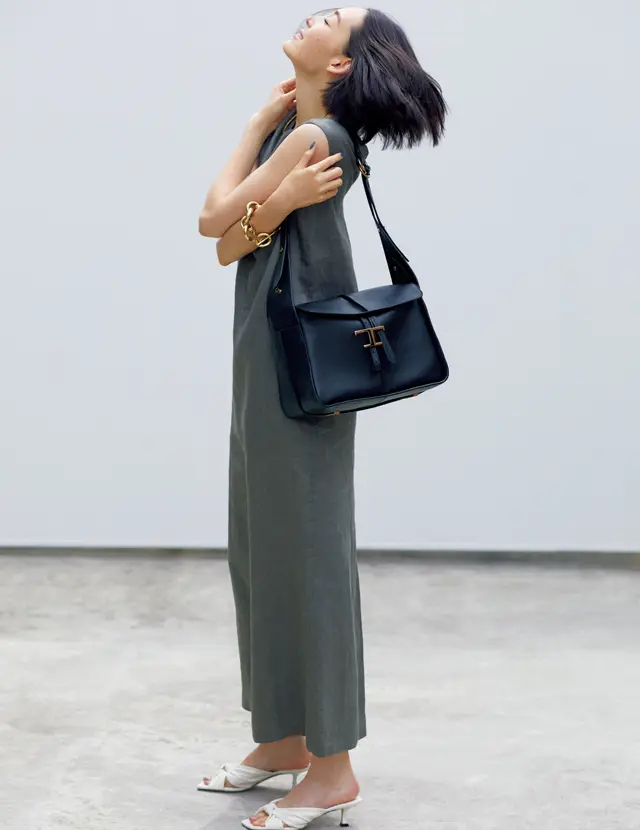 サイズ感も形も新鮮。黒バッグが装いの主役に