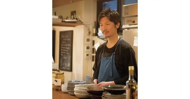 光安シェフ。しばしばカウンターを飛び出し、サービスにも参加