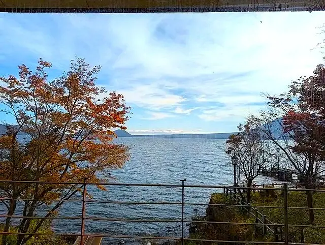 丸駒温泉旅館までのドライブは、紅葉が見頃で美しい景色も楽しめました