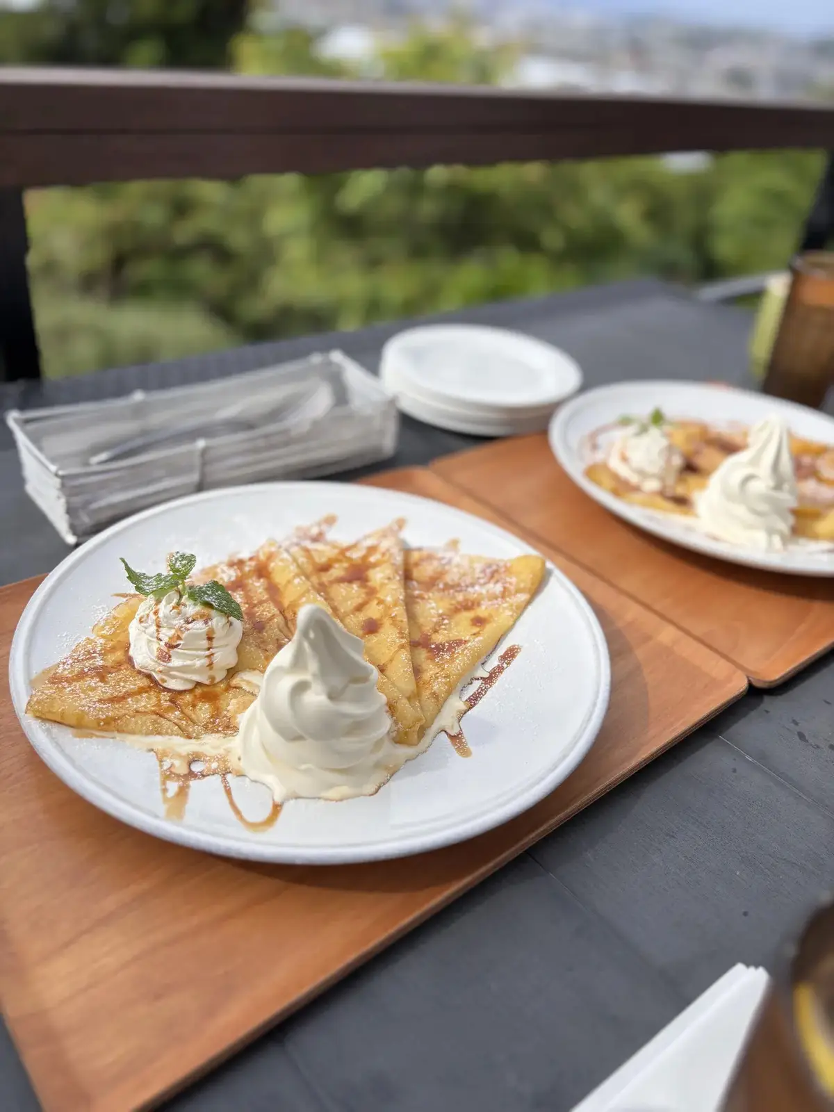 自然をたっぷり堪能したあとは、絶景の「Cafe MADU 」ひと休み。