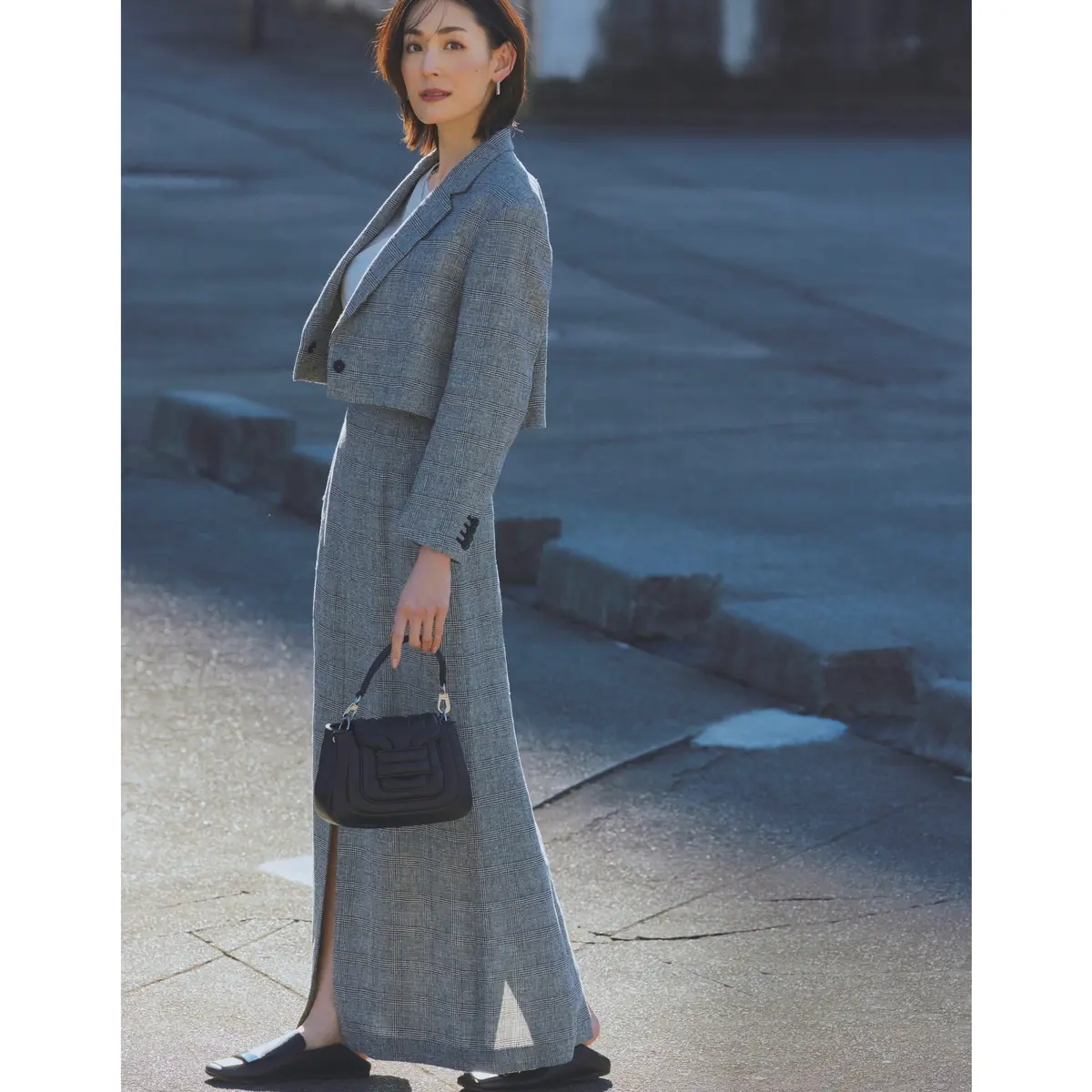 グレーのグレンチェック柄ショート丈ジャケットとロングスカートのコーデ　モデル・LIZA
