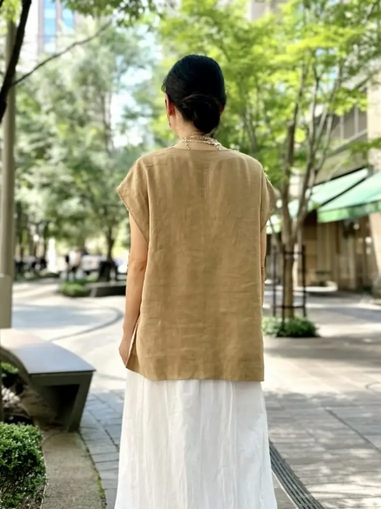 エクラプレミアムのキャメル「リネンコンパクトジレ」後ろ姿